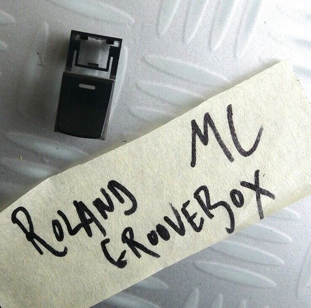 Genuine Parts Roland Goovebox MC 307 MC307 Panel board cover button Black édit