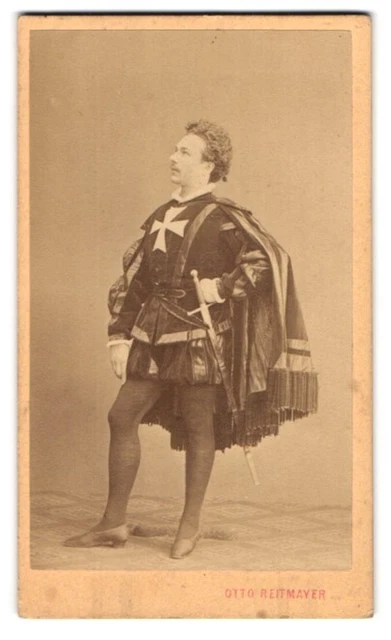 Fotografie Otto Reitmayer, München, Portrait Schauspieler im Kostüm eines Adlig