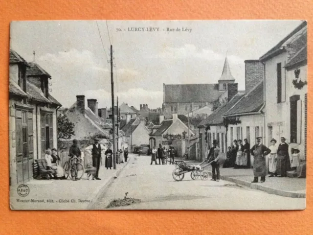 Carte Postale Ancienne 1900 Auvergne LURCY LEVIS Allier RUE de LEVY Animés