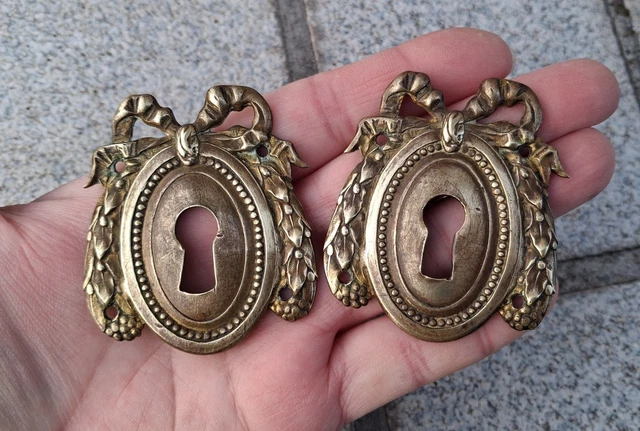 2 Entrées De Serrure En Laiton Style Louis XVI - Décor Noeud Ruban - Dimensions 9x7 Cm - Occasion Bon état