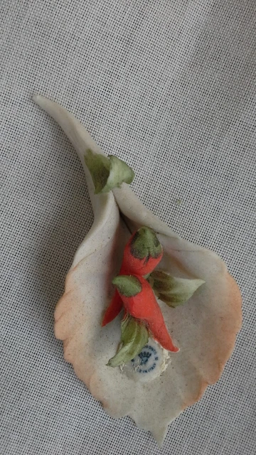 Splendido bouquet di peperoncini in porcellana di capodimonte 8x4,5x2,5 cm