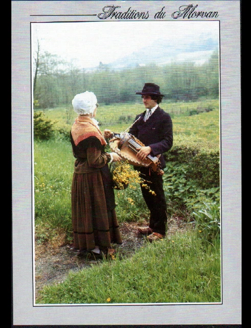 En MORVAN (58) FEMME costumée & HOMME MUSICIEN avec VIELLE cliché période 1980