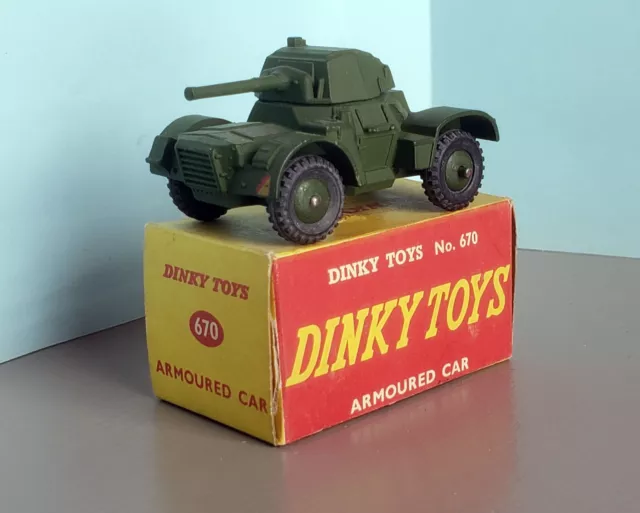 Dinky toys militaire anglais Armoured car  ref. 670 + Boîte