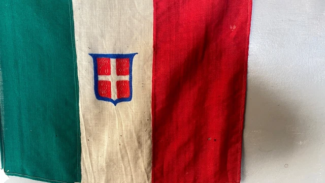 Una Mano Gigante Con Il Design Della Bandiera Americana Stringe Saldamente La Mappa Del Canada Tirandola Verso Sud Colore Rosso Image361137682