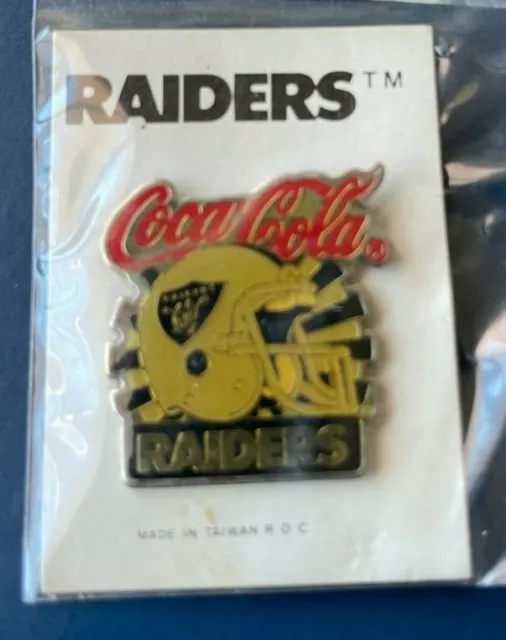 RAIDERS COCA COLA VINTAGE 1980's METAL ENAMEL PIN FOOTBALL COKE NOS N/M