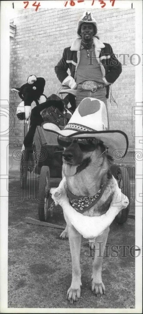 1982 Press Photo Billy Ray Gibson has trained his dog Eva pulls cart - hcx02500