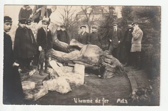 METZ  - Moselle - CPA 57 - Militaire - l' Homme de Fer Statue renversée Cp Photo