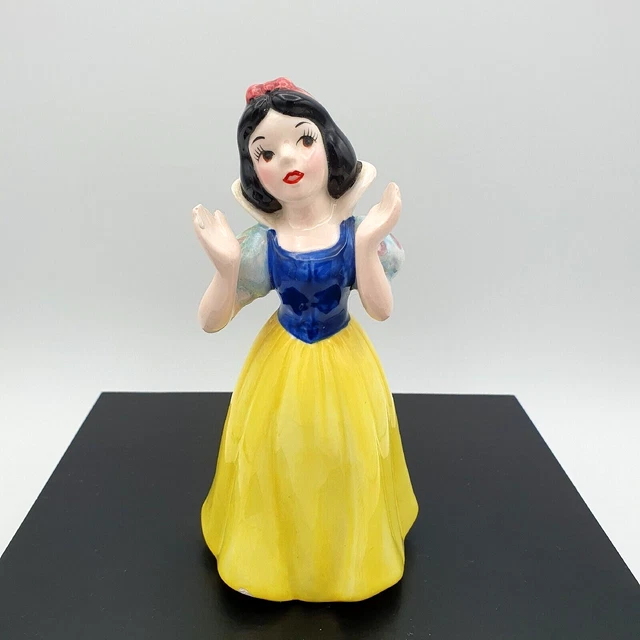 DISNEY SNOW WHITE figurine. Made in Japan. Vintage 1960s Walt Disney