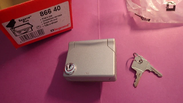 Prise de courant 2P T avec volet verrouille 16A 250V Soliroc IK10 I