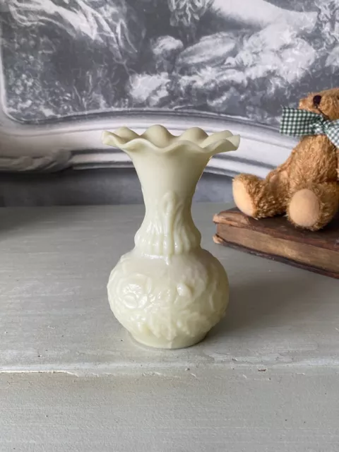 VASE en OPALINE DE FOIRE Blanc cassé - décors moulé dans le verre collerette