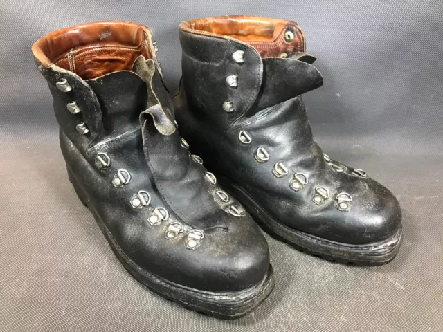 Ancienne chaussures de randonnée en cuir pointure 40 / 41 vintage semelle vissée