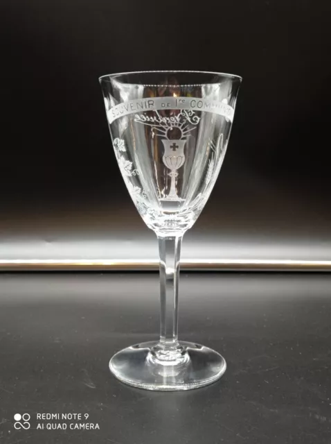 Verre à eau ou vin de communion cristal de BACCARAT,raisins,fleurs,signé,H16,5cm