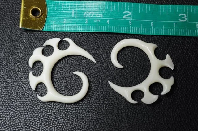 Pair 8 Gauge 3mm Organic Carved White/Ivory Tribal Alien Spine Taper Hanging 3