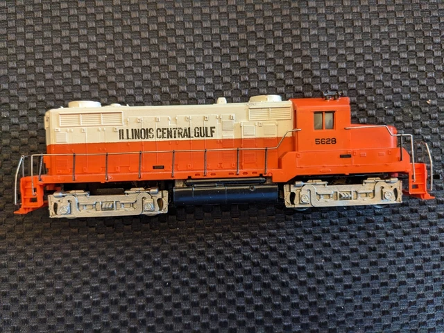 Tyco HO GP20 Diesel Locomotive, Illinois Cent. Gulf #5628, Pulls 17 cars good.