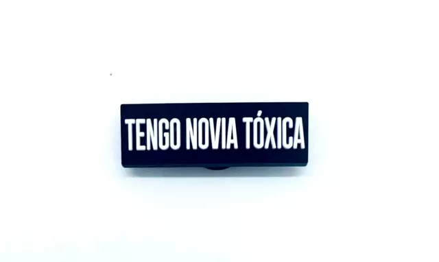 ALEJATE TENGO UNA NOVIA TOXICA STICKER DECAL CALCOMANIA DE VINILO NEGRO  11" 😠