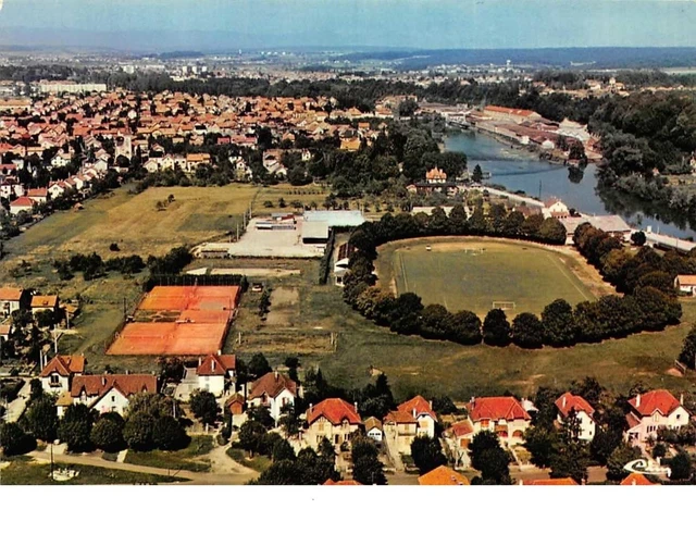 25 . n° 200280  . VALENTIGNEY . VUE GENERALE AERIENNE LE STADE ET LE DOUBS  .