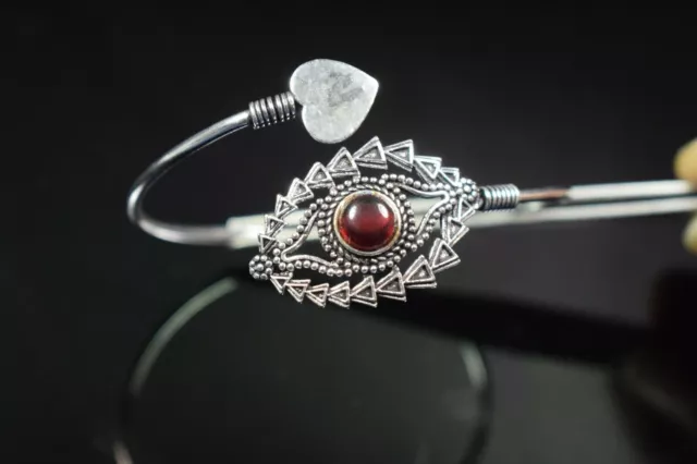 Beau bracelet jonc conçu en laiton avec pierres précieuses de grenat rouge...