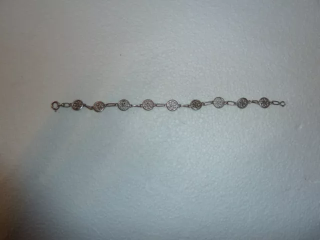 Bracelet en argent filigrane avec fermeture.