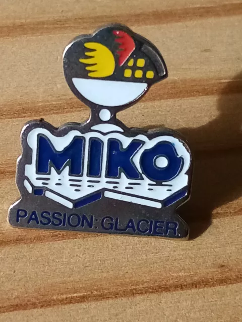 Pin’s pin badge insigne glaciers Glaces Miko parfait etat.
