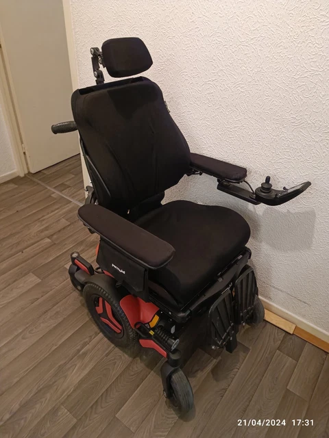 Fauteuil Roulant électrique Permobil C400 VS Corpus Noir - Confortable Et Maniable, Vitesse Max 6 Km/h, Idéal Pour Le Quotidien !