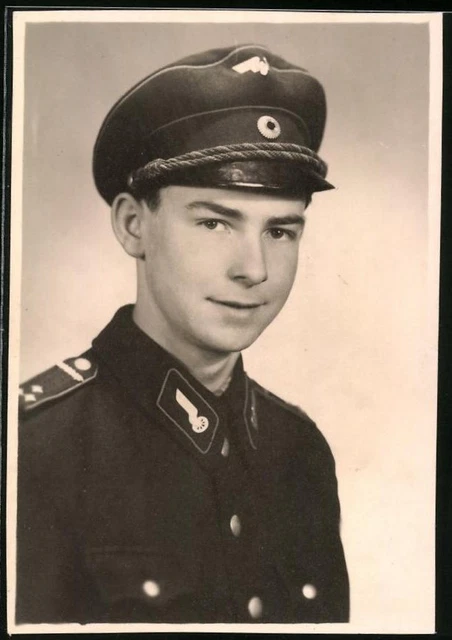 Fotografie Atelier Ernst, Gera, junger Eisenbahner in Uniform mit Schirmmütze