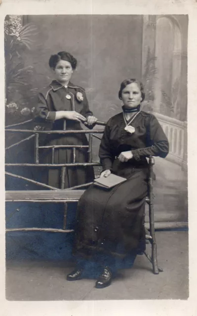 BL416 Carte Photo vintage card RPPC Femme banc assis mode fashion studio