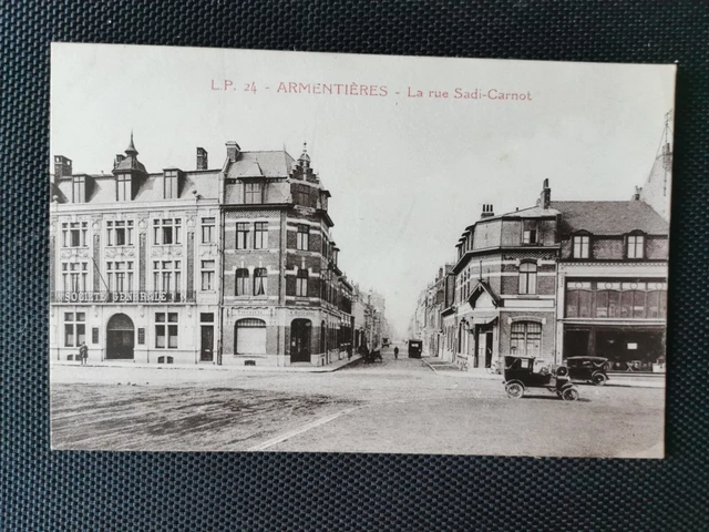 CPA - Vervins (Aisne) Place Sadi-Carnot 2 cartes