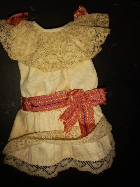 vêtements anciens de petite poupée jumeau: robe a ceinture rose