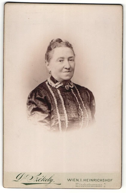 Fotografie Dr. Szekely, Wien, Portrait betagte Dame mit hübschem Lächeln