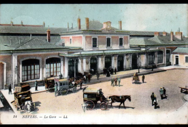 NEVERS (58) ATTELAGES & DILIGENCES à la GARE animée en 1913