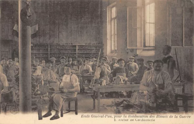 Cpa Militaire Ecole General Pau Blesses De Guerre Atelier De Cordonnerie