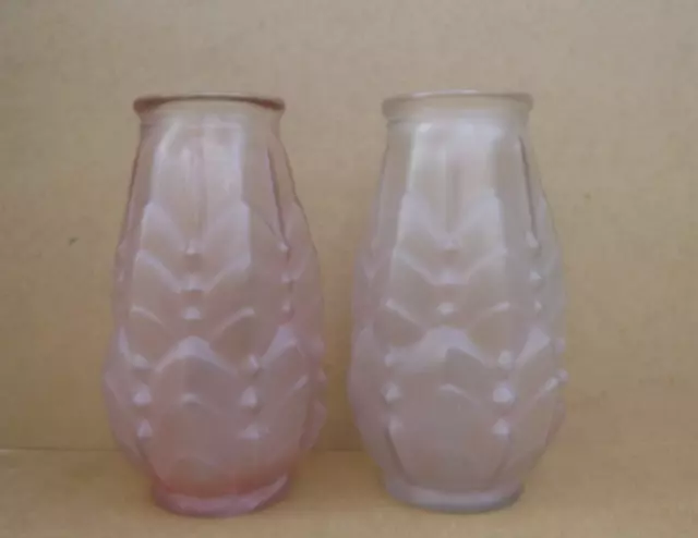 Ancienne paire de vases en verre rose pressé moulé Art déco