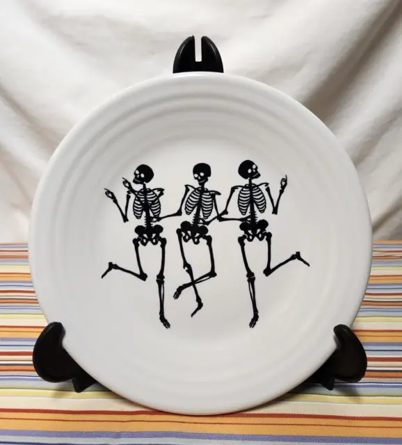 "Nuevo plato de almuerzo Fiesta Fiestaware esqueletos de Halloween 9"