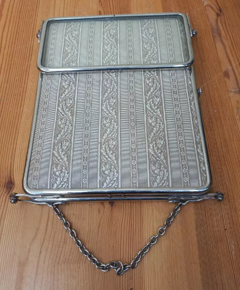 Antiguo Espejo Triptico De Barbero Plegable Con Repisa Y Cadena Para Colgarlo