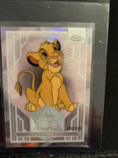 SIMBA 2023 TOPPS Cromo Disney 100 Primer Año Refractor Rosa Sp 62