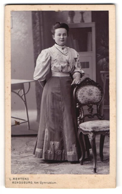 Fotografie Ludwig Mertens, Rendsburg, Junge Dame in Bluse und Rock