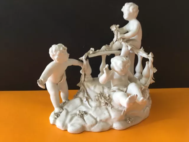 Pâte de porcelaine ,biscuit groupe de 3 puttis jouant à la balustrade,XIX ème