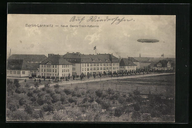AK Berlin-Lankwitz, Neue Garde-Train-Kaserne mit Zeppelin 1917