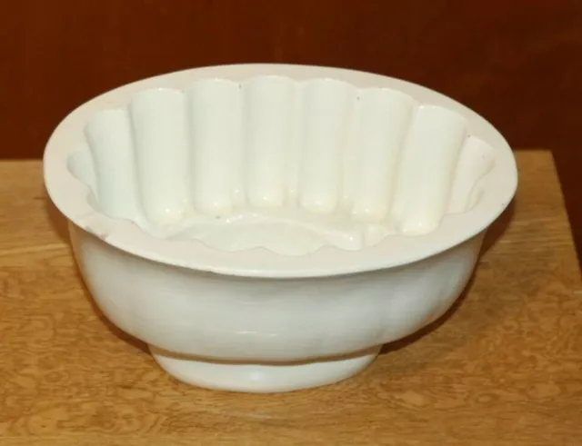 Vintage ceramic jelly / pie mould, white