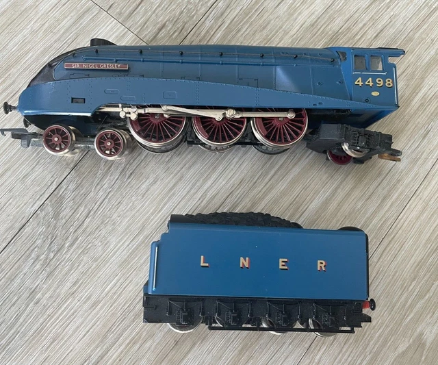 HORNBY OO A4 CLASS 4-6-2 STEAM LOCO & TENDER – LNER SIR NIGEL GRESLEY ...