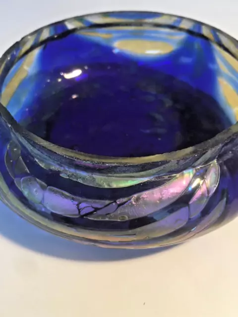 Glas Schale, blaues Glas, irisierendes helles  Band (Loetz ?)
