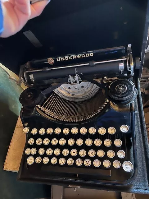 Vintage 1930's UNDERWOOD UNIVERSAL Portable Typewriter In Case
