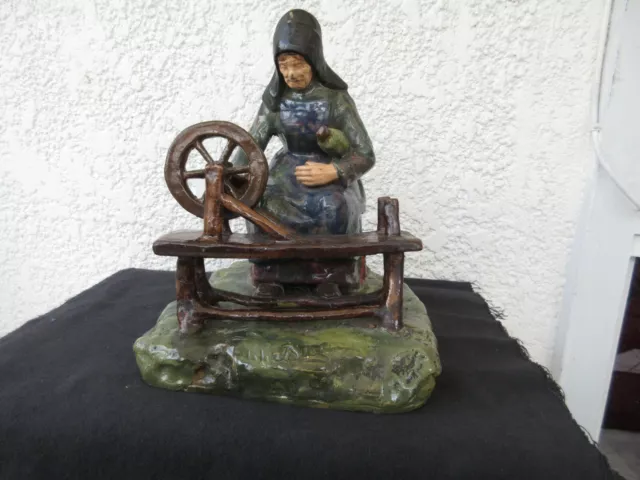 Très beau sujet en terre cuite "La Fileuse" céramique de Desvres