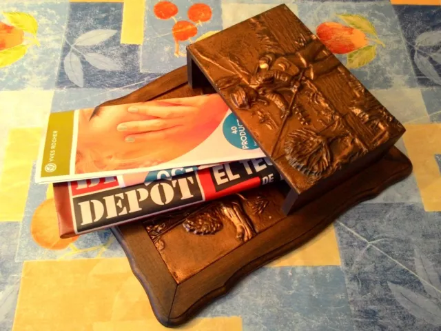 ANTIGUO REVISTERO DE COBRE REPUJADO CON MOTIVOS DE CAZA Y PESCA 31x25 cm