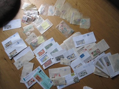 SCHUHKARTON MIT DEUTSCHLAND Briefmarken sortiert in Tütchen/Umschläge