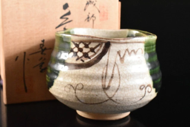 M1939: Japanese Oribe-ware Green glaze Flower TEA BOWL w/signed box Tea Ceremony