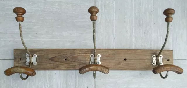 Porte manteau et chapeau à trois patères en bois et métal. Années 1900. Vintage.