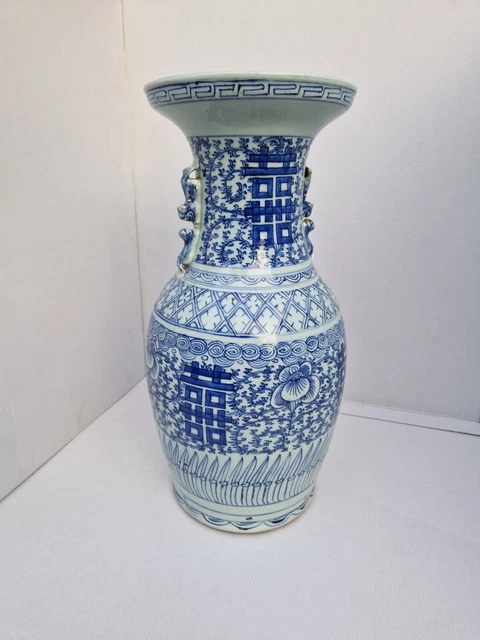 BEAU GRAND VASE BALUSTRE du XIXème en PORCELAINE de CHINE, DÉCOR BLANC BLEU