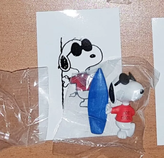 Personaggio Snoopy Peanuts 3D + sticker edibas coll Snoopy con surf Joe Cool