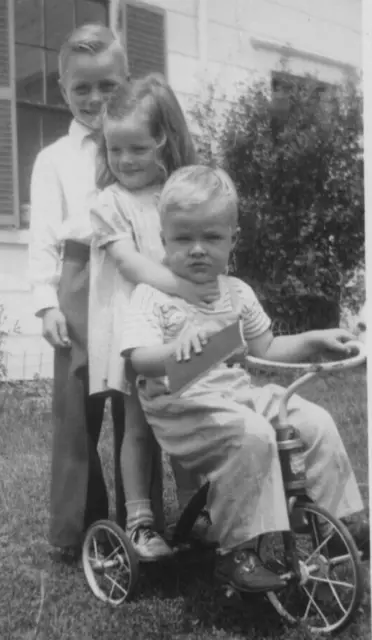 4V Photograph Group Photo Children Family Portrait Tricycle Boys Girl 1940's